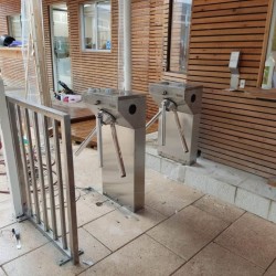 שמירה על סדר ודיוק בכניסות לארגונים ומוסדות